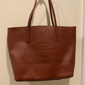 Coach tote beautiful brown with snap closure